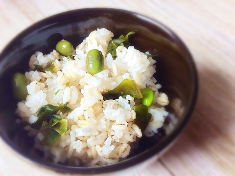 素朴で美味しい☆枝豆とわかめのごはん♩